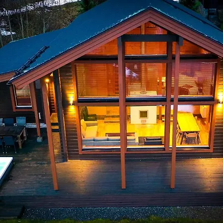 Lumikki - 8 Henkiloelle, Luoteis-himos Ski-in/out, 121m² Villa Jämsä