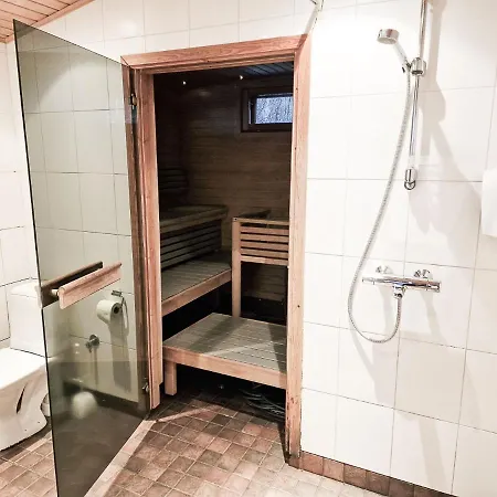 Lumikki - 8 Henkiloelle, Luoteis-himos Ski-in/out, 121m² Villa Jämsä